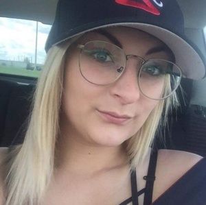 Meet your Posher, Roxanne